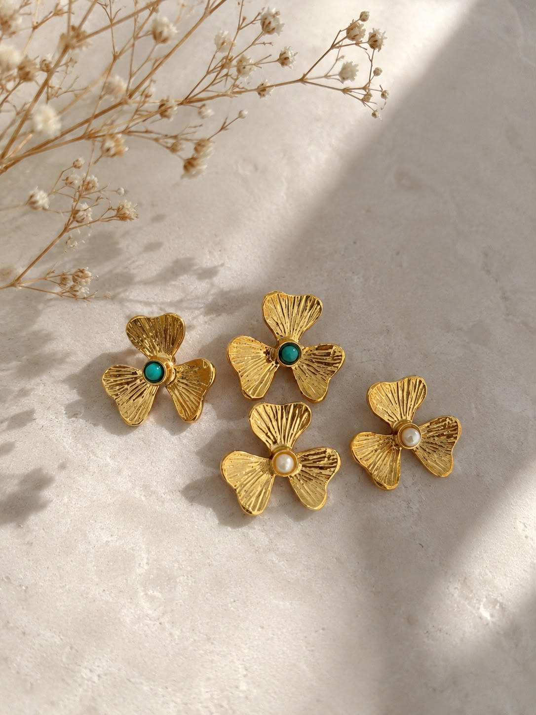 Aretes florales dorados Novalí con detalles en turquesa y perla