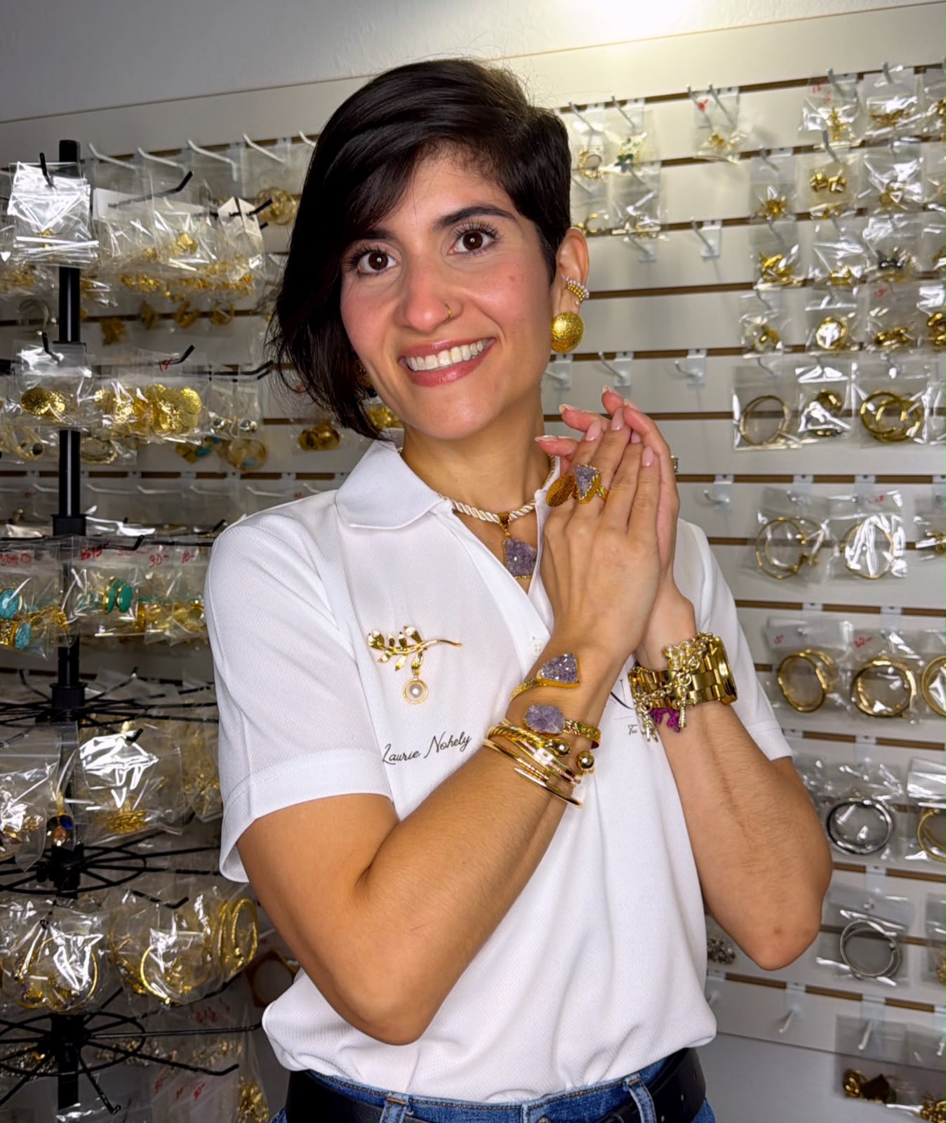 Laurie luciendo joyería Novalí en la tienda